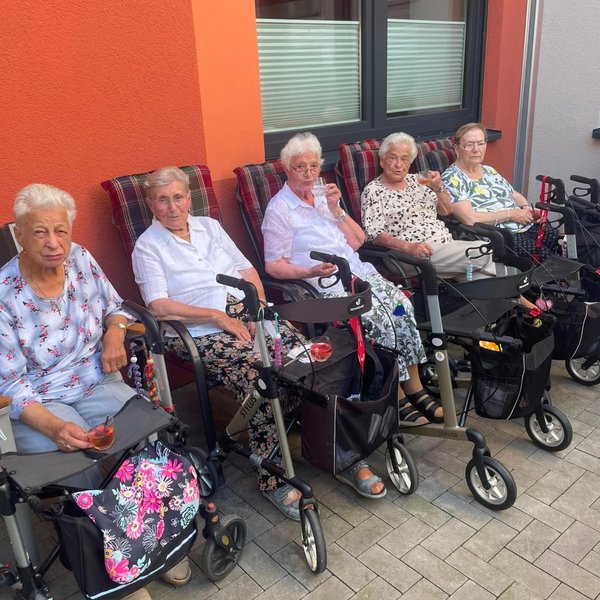 Eigentlich stand heute unser großes Sommerfest im Altenheim auf dem Plan, aber das Wetter hatte andere Pläne: 

Bei den...
