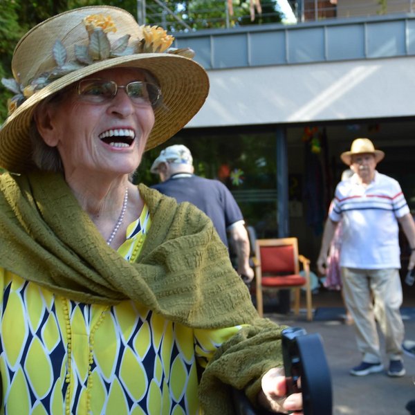 Ein Kulturnachmittag voller Charme im EGH und der Jungen Pflege. ☀️👒

Mit prachtvollen Hüten und bezaubernden Schirmen...