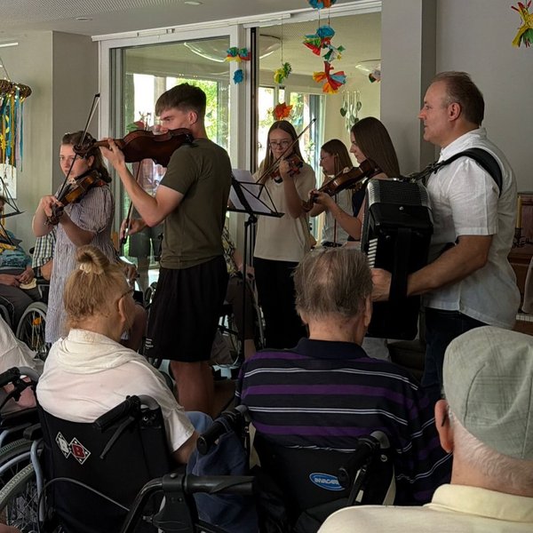 Gestern haben wir gemeinsam unser Mittsommernachtsfest im EGH und der Jungen Pflege gefeiert. ☀️🎶

Bei den sommerlichen...