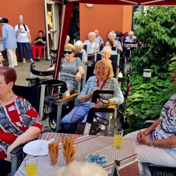 Trotz der großen Hitze haben wir zusammen ein wunderschönes „kleines Sommerfest“ gefeiert! ☀️
Morgens: Ein Shanty Chor...