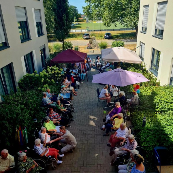 Gestern hieß es bei uns: Grill an! ☀️Wir hatten einen wunderschönen Nachmittag im Innenhof des St. Barbara Altenheims. 
...